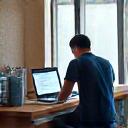 경험 많은 멘토가 젊은 전문가에게 지도를 제공하는 모습